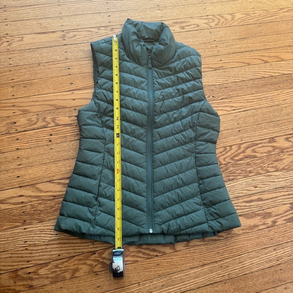 Women’s Old Navy Active Water Resistant Green Puffer Vest Size XS - Picture 9 of 10